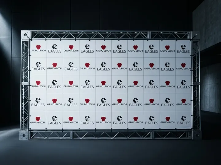 Evento corporativo com backdrop step-and-repeat em treliça — lona tensionada e logos nítidos