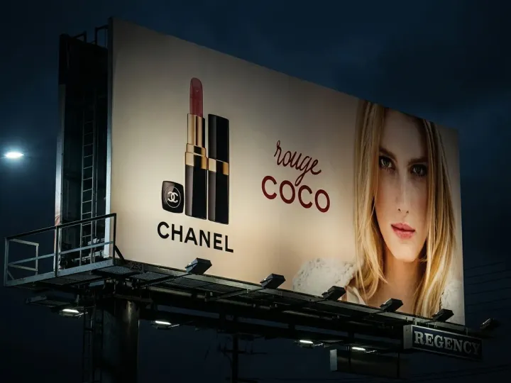 Outdoor de grande formato instalado — lona impressa em alta resolução