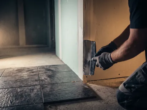 Detalhe de acabamento em parede e piso durante reforma residencial — qualidade de execução
