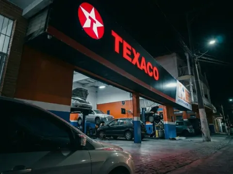 Fachada com letreiro frontlight em ângulo oblíquo — perspectiva de rua
