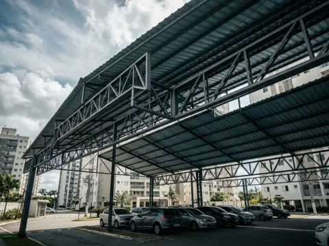 Cobertura metálica em condomínio residencial — telhado em estrutura de aço com proteção para área comum
