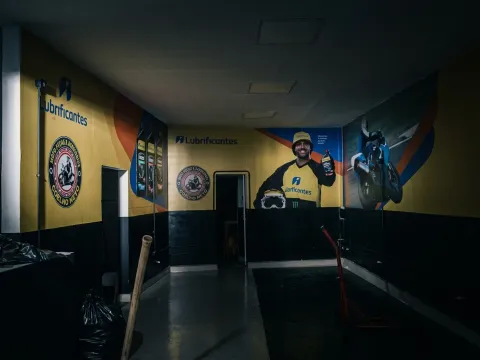 Adesivamento de parede em oficina comercial — ambientação com vinil aplicado nas paredes