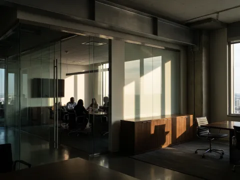 Divisória de vidro temperado em escritório corporativo — ambiente moderno e luminoso