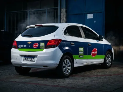 Veículo hatchback de frota envelopado em três quartos traseiro