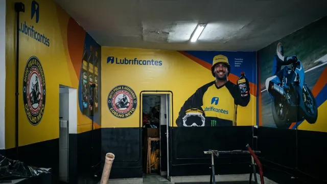 Placas rígidas de evento com impressão UV — sinalização entregue em cavaletes
